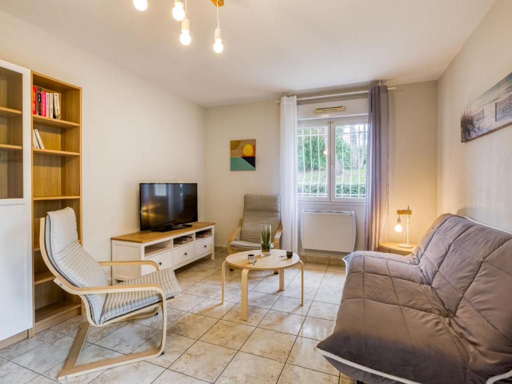 卡布勒通Apartment Tassigny by Interhome的带沙发和电视的客厅