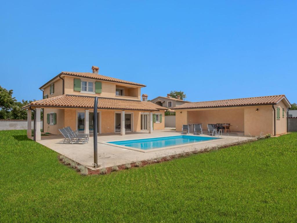 斯维特温斯纳特Villa Villa Flori by Interhome的庭院中带游泳池的房子