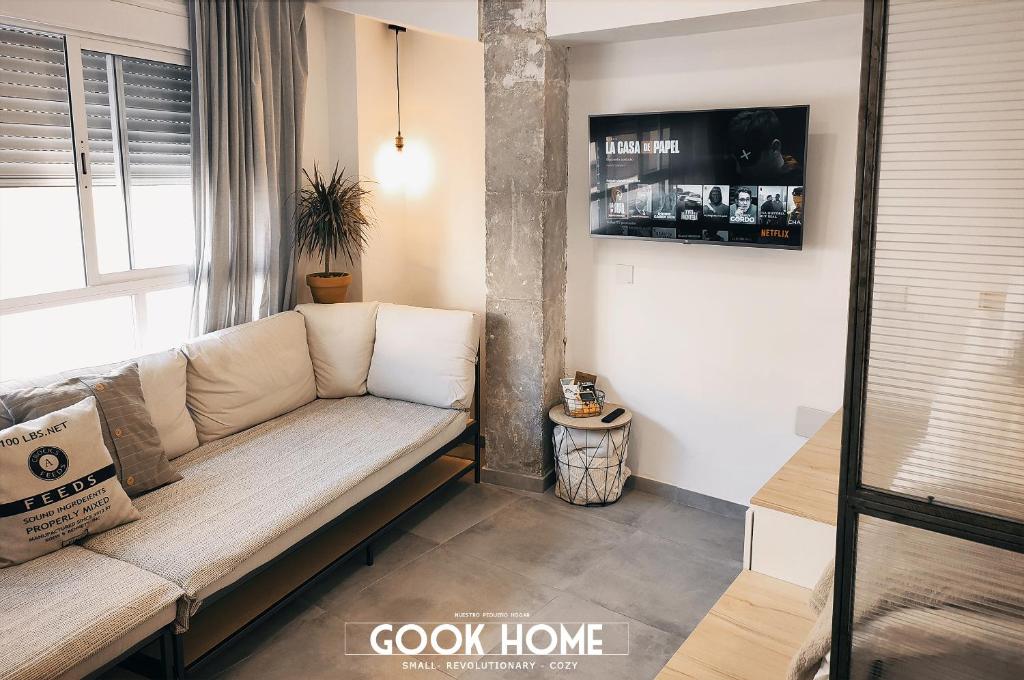 马拉加Gook Home BEACH的带沙发和电视的客厅