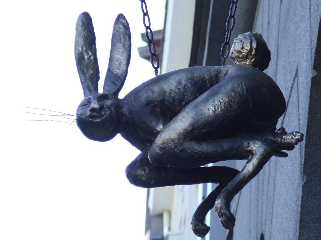 哈普萨卢卡加住宿加早餐旅馆的挂在建筑物上的兔子雕像