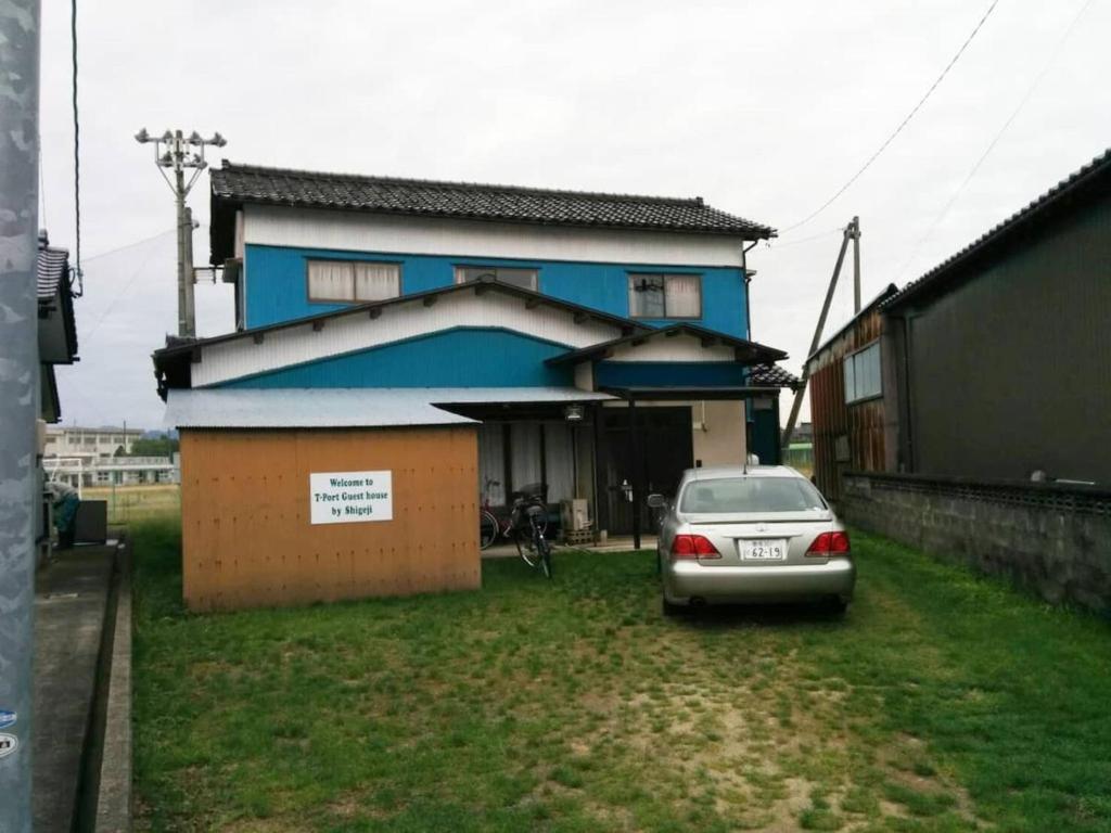 富山T-Port hayahoshi - Vacation STAY 12340的停在蓝色房子前面的汽车