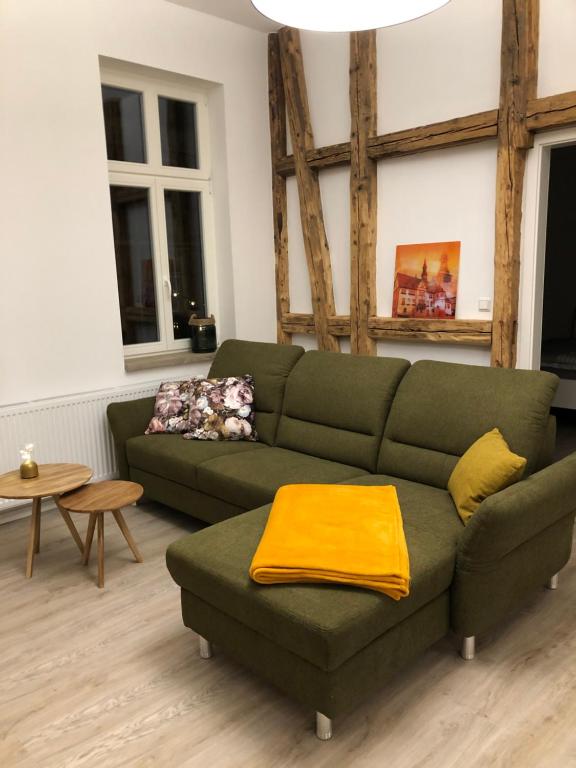 布兰肯堡Altstadtjuwel的客厅配有绿色沙发和桌子