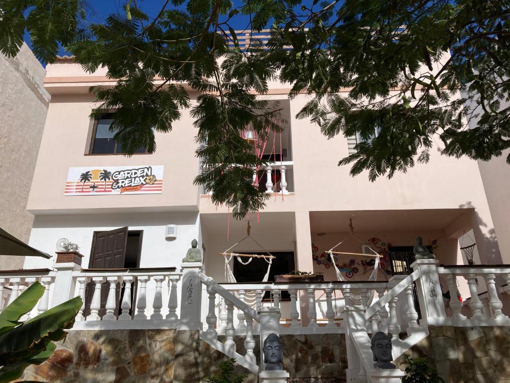 科拉雷侯Corralejo Garden&Relax的白色的房子,前面有白色的楼梯