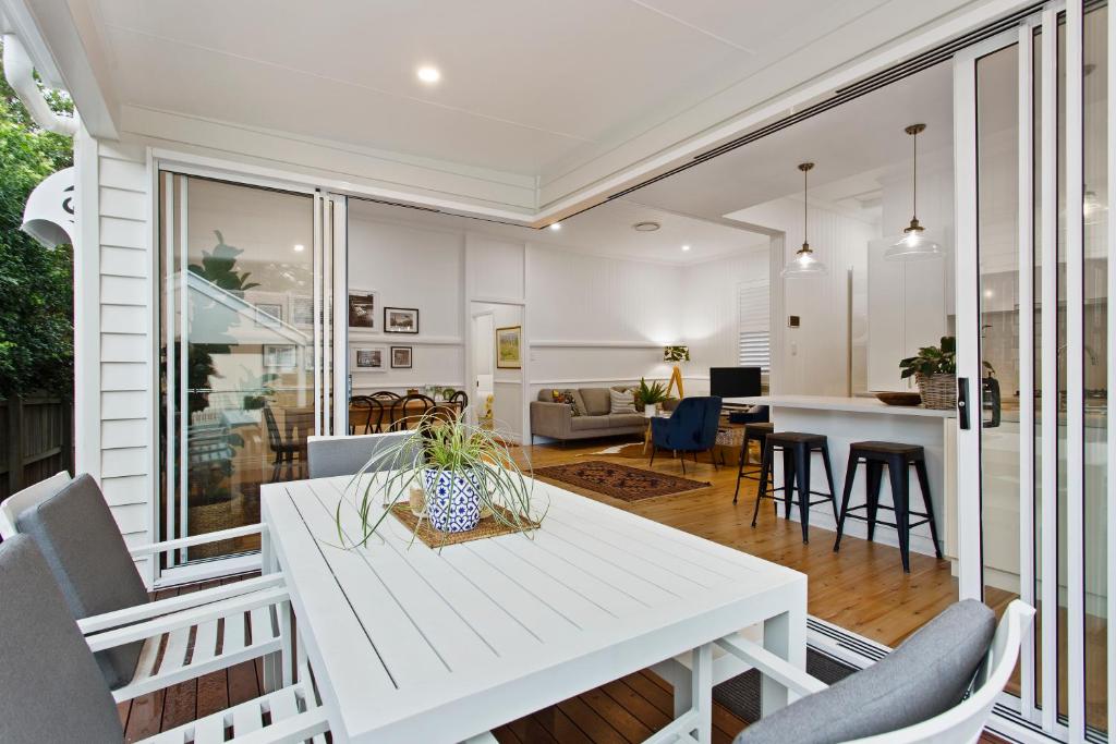 土乌巴Sierra Cottage - A Homely Space, Superb Location的厨房以及带白色桌椅的起居室。