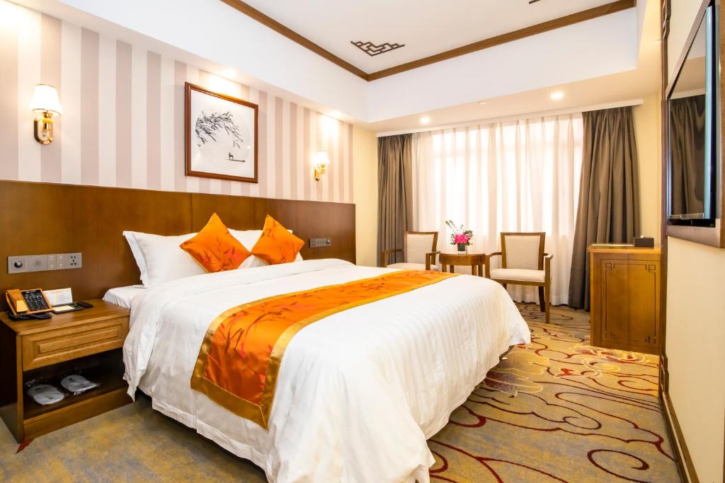 澳门富华酒店的酒店客房设有一张大床和一张书桌。