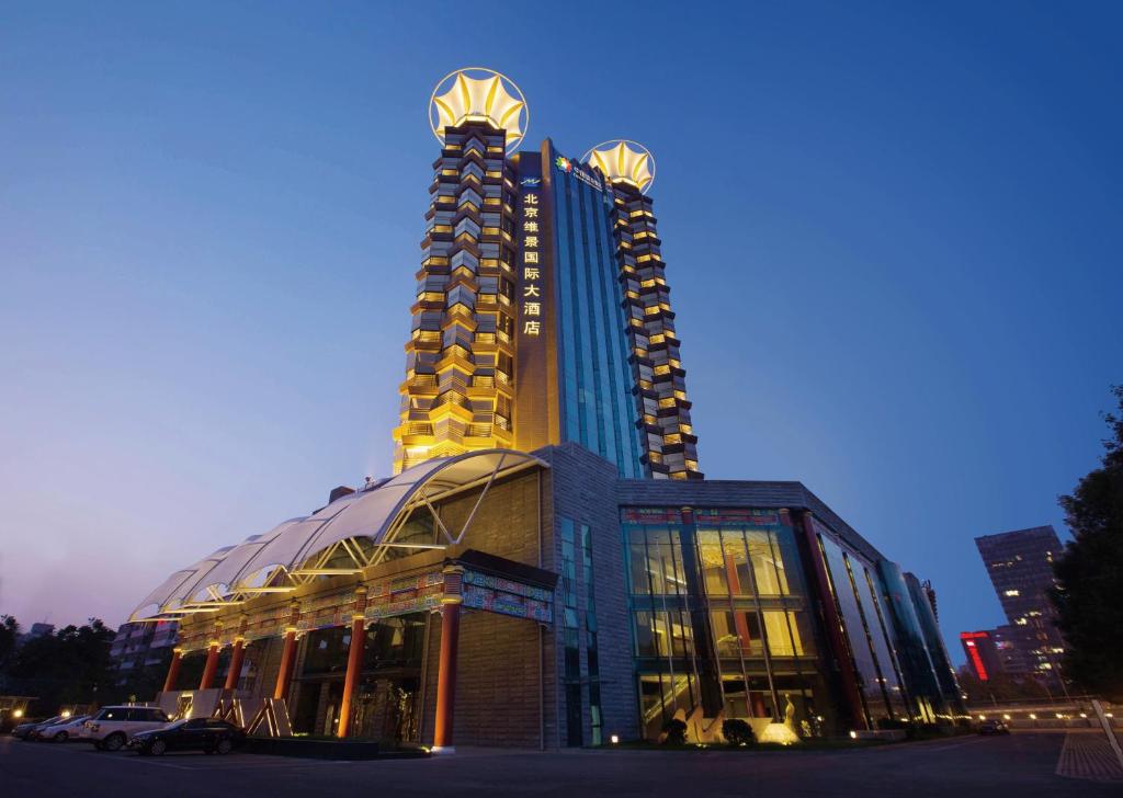 北京北京维景国际大酒店的一座大型建筑,上面有一座塔