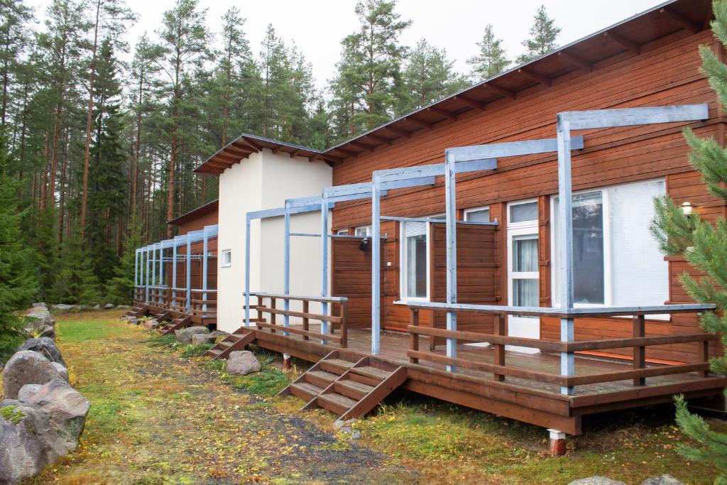 Alapitkä约金聂门马克凯鲁旅馆的树林中的小屋,设有大甲板