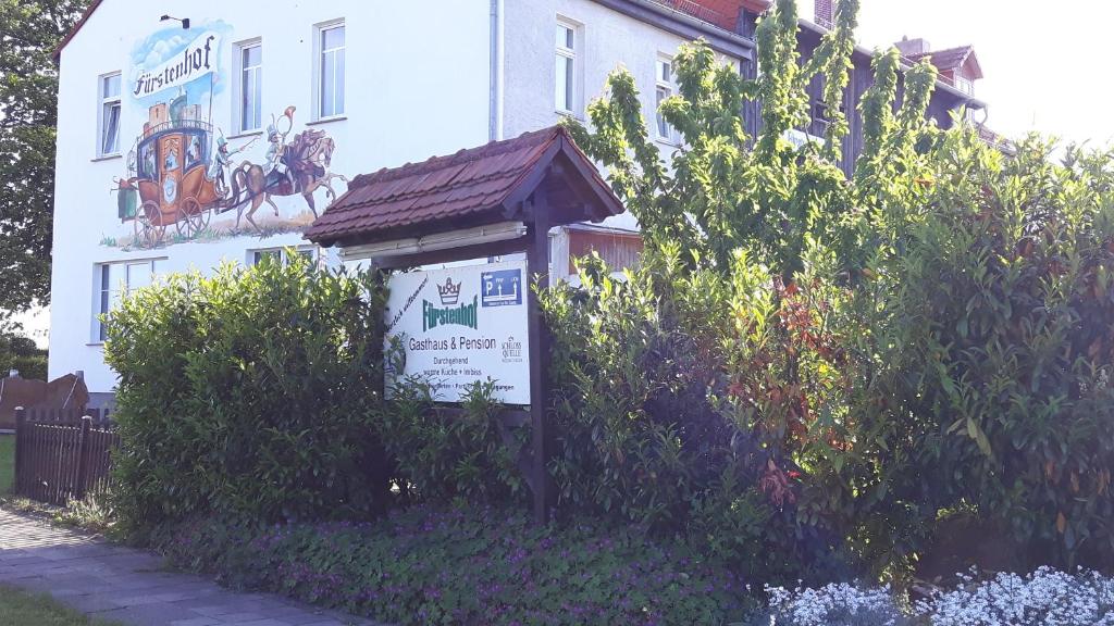 爱尔福特Fürstenhof Landgasthaus & Hotel的前面有标志的白色房子