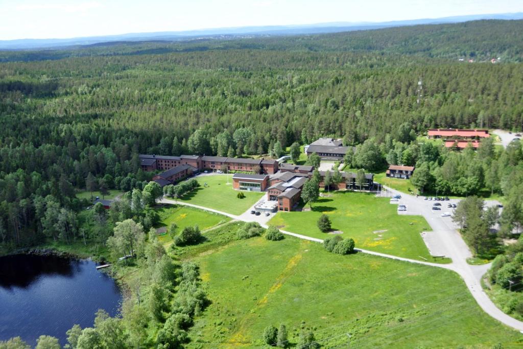 斯格茹德索马卡会议酒店的享有湖泊和树木的度假村的空中景致