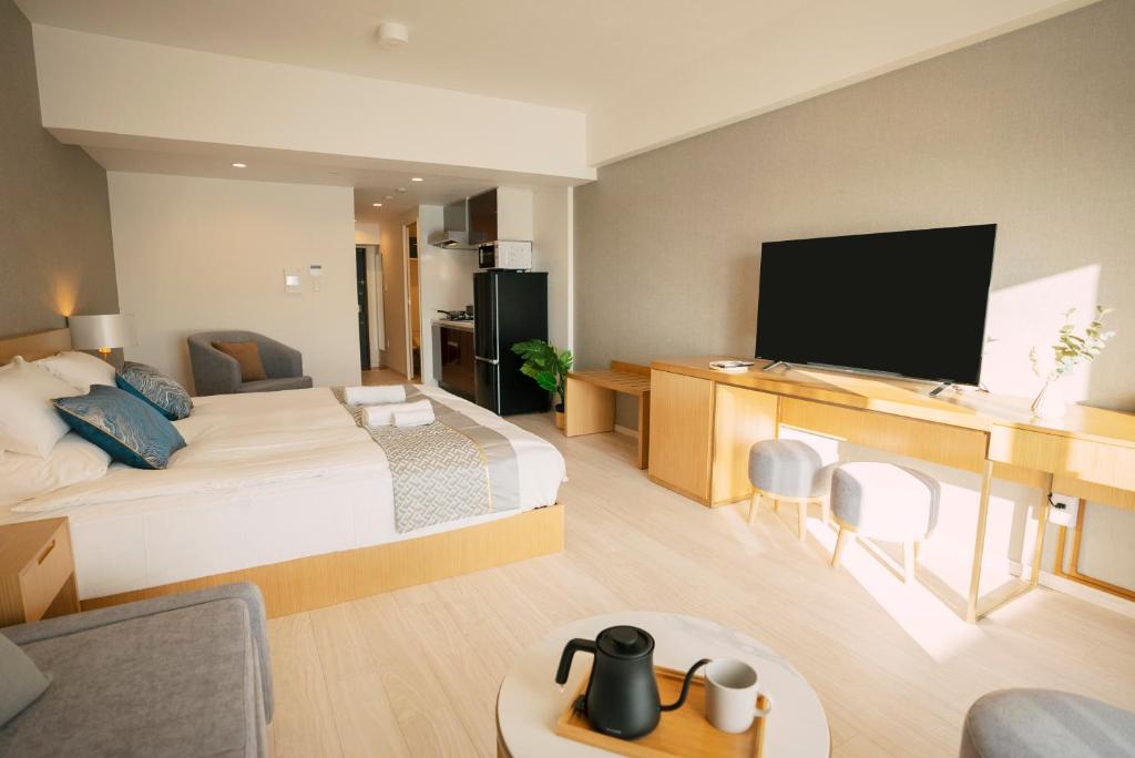 大阪谷町君 HOTEL 恵美須町72的配有一张床和一台平面电视的酒店客房