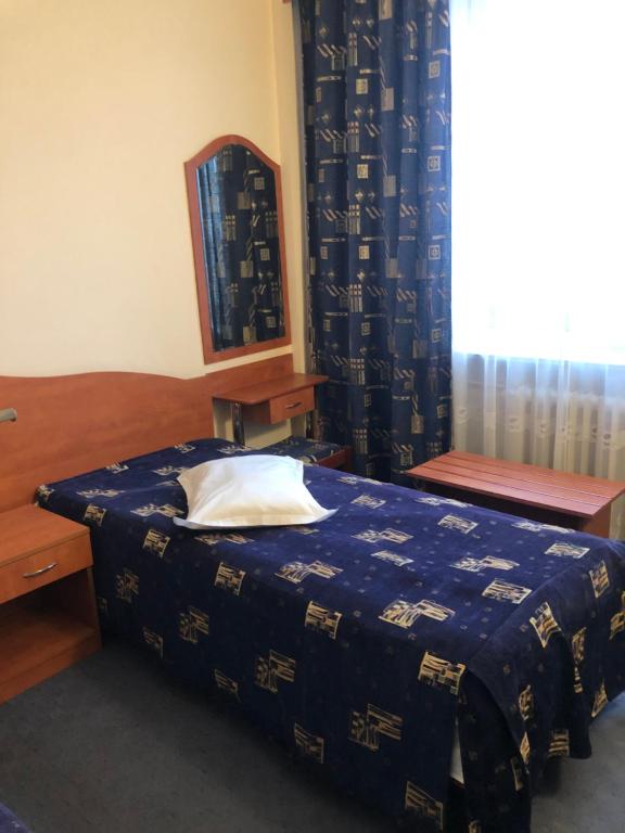 坎皮纳HOTEL MUNTENIA的一间卧室配有一张带蓝色毯子的床