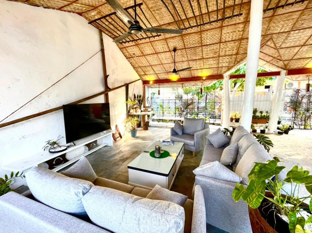 迪弗西Dhiffushi Island Villa的带沙发和电视的大型客厅