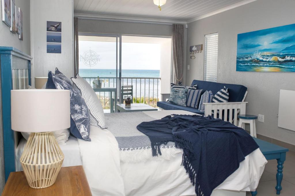 圣赫勒拿湾True North West Coast的一间卧室配有一张床,享有海景