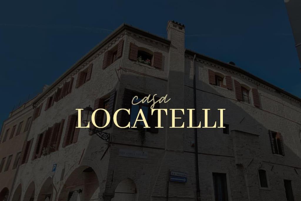 帕多瓦Casa Locatelli - Apartment Deluxe & Suite的带有读取地址的标志的建筑