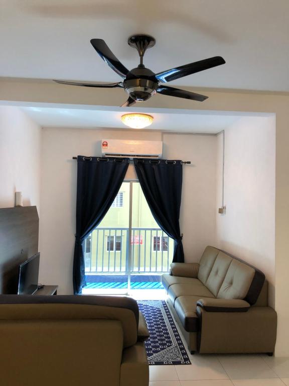 马六甲CASA IDAMAN - Islamic Homez的带沙发和吊扇的客厅