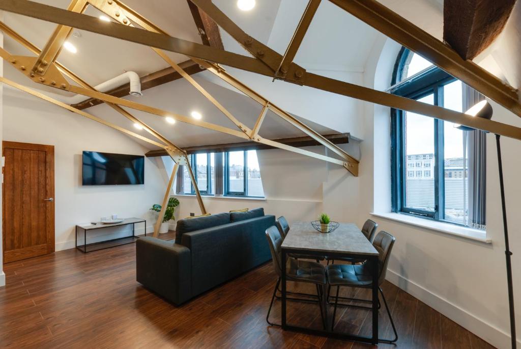 利物浦Mathew Street City Centre Apartment的客厅配有沙发和桌子