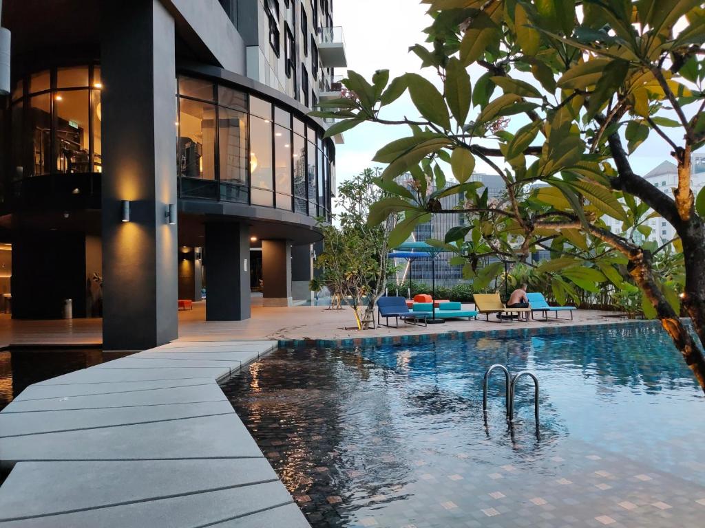 吉隆坡Ai Smart Home , Bangsar South的一座建筑物中央的游泳池