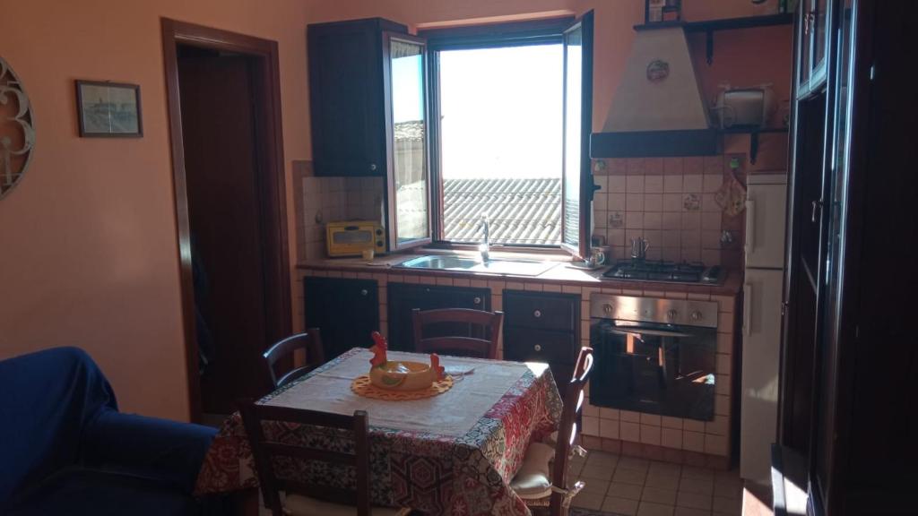 阿格里真托Scorcio Di Mare的一个带桌子和窗户的小厨房