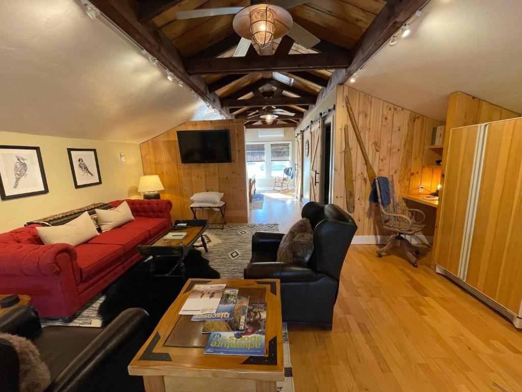 格罗夫兰Yosemite Basecamp的客厅配有红色的沙发和桌子