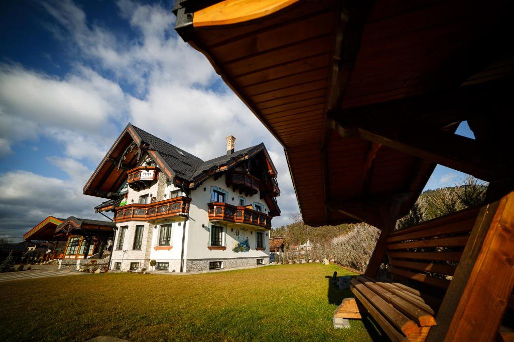 坎普朗莫道尼斯Colț de Austria的坐落在郁郁葱葱的绿色田野上的大型房屋