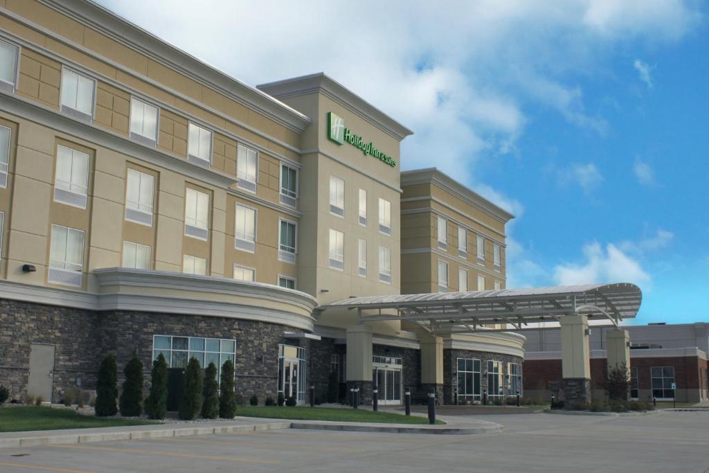 霍普金斯维尔Holiday Inn & Suites - Hopkinsville - Convention Ctr, an IHG Hotel的前面有标志的酒店
