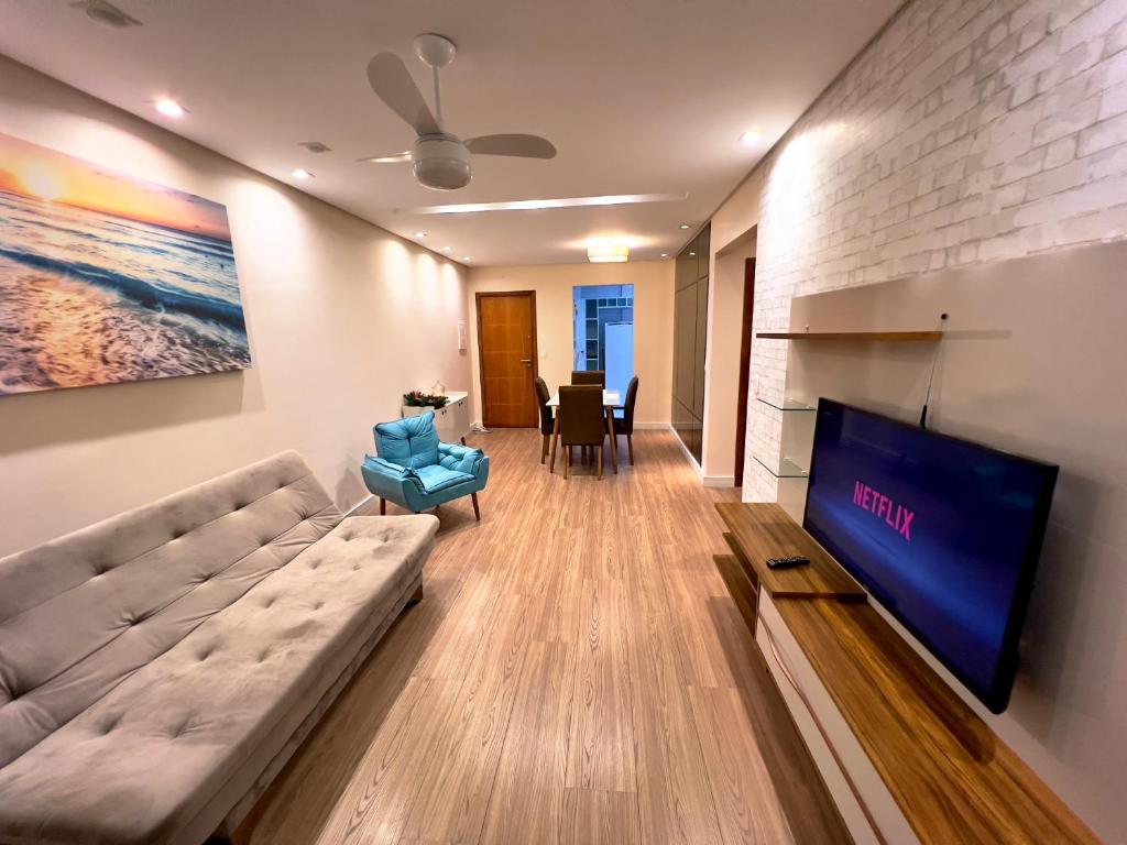 大普拉亚Apartamento 82 - Guilhermina的带沙发和电视的客厅