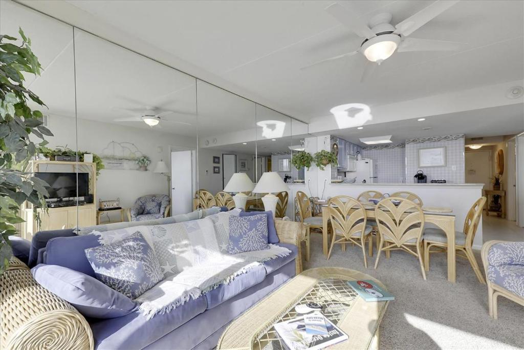 大洋城Sea Watch VII的客厅配有沙发和桌椅