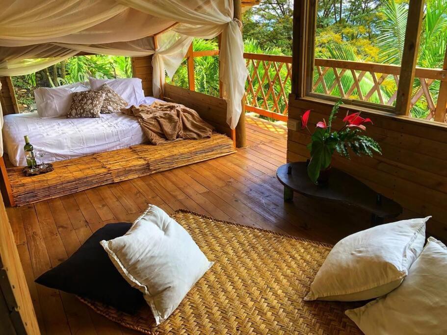 卡利San Andrés, Hermosa Cabaña Privada en Reserva Natural - Cali Valle del Cauca的卧室铺有木地板,配有一张床和枕头。