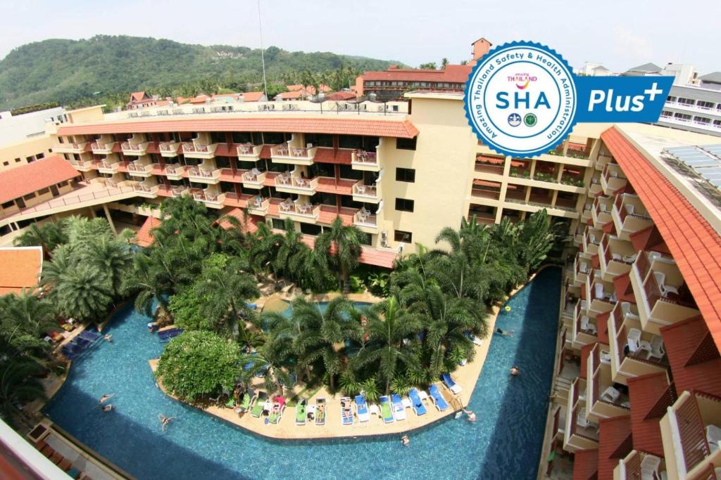 芭东海滩Baumanburi Hotel - SHA Extra Plus的享有火烈鸟酒店和赌场的空中景致