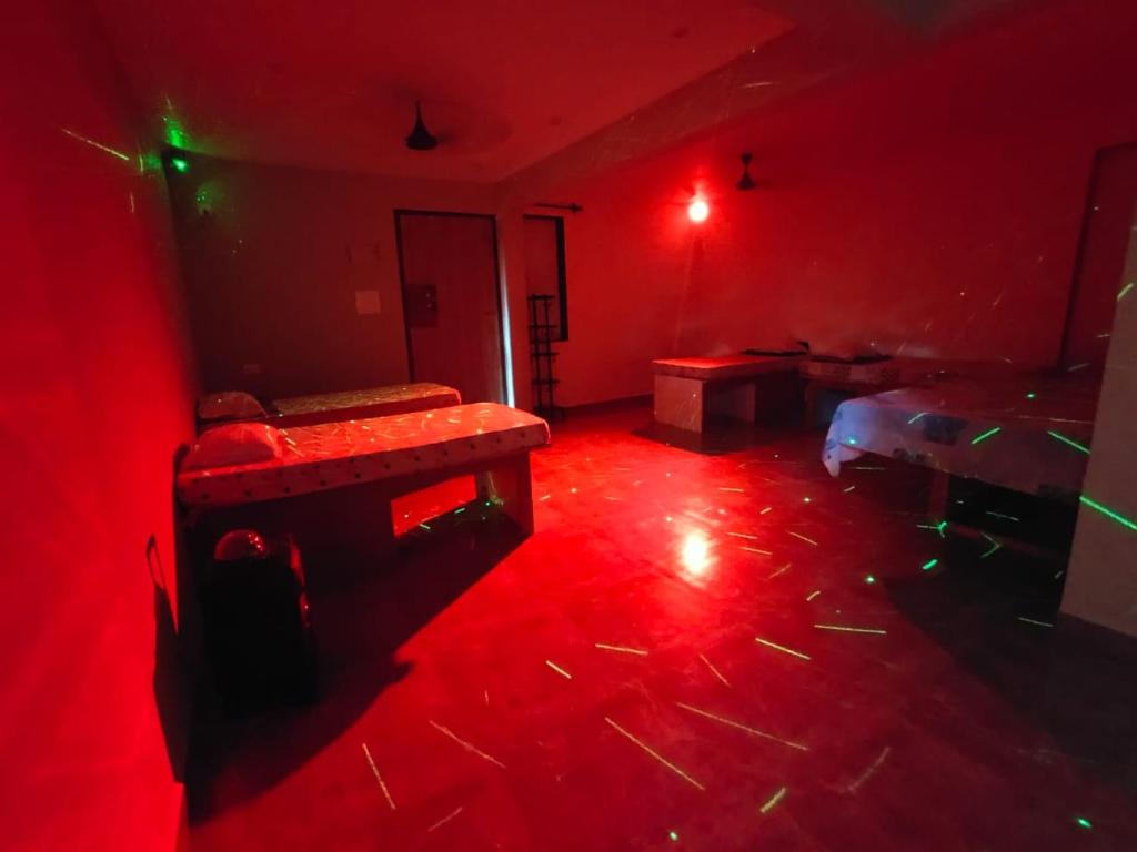 马尔冈Godwill Kimo Guest house Seraulim的黑暗的房间里,有红灯的空房间