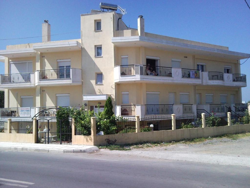 尼亚米卡尼奥纳卡普萨拉斯一室公寓的街道边的白色大建筑