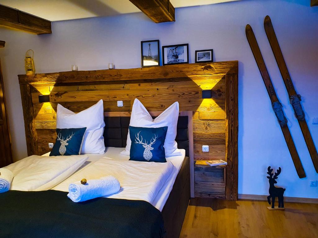 KanzelhöheKozma Apartment Gerlitzen的一间卧室配有两张带蓝白色枕头的床