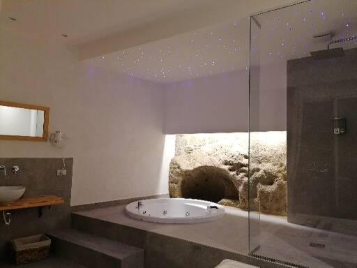 蒙泰迪普罗奇达Lavinum的带浴缸和玻璃淋浴间的浴室。