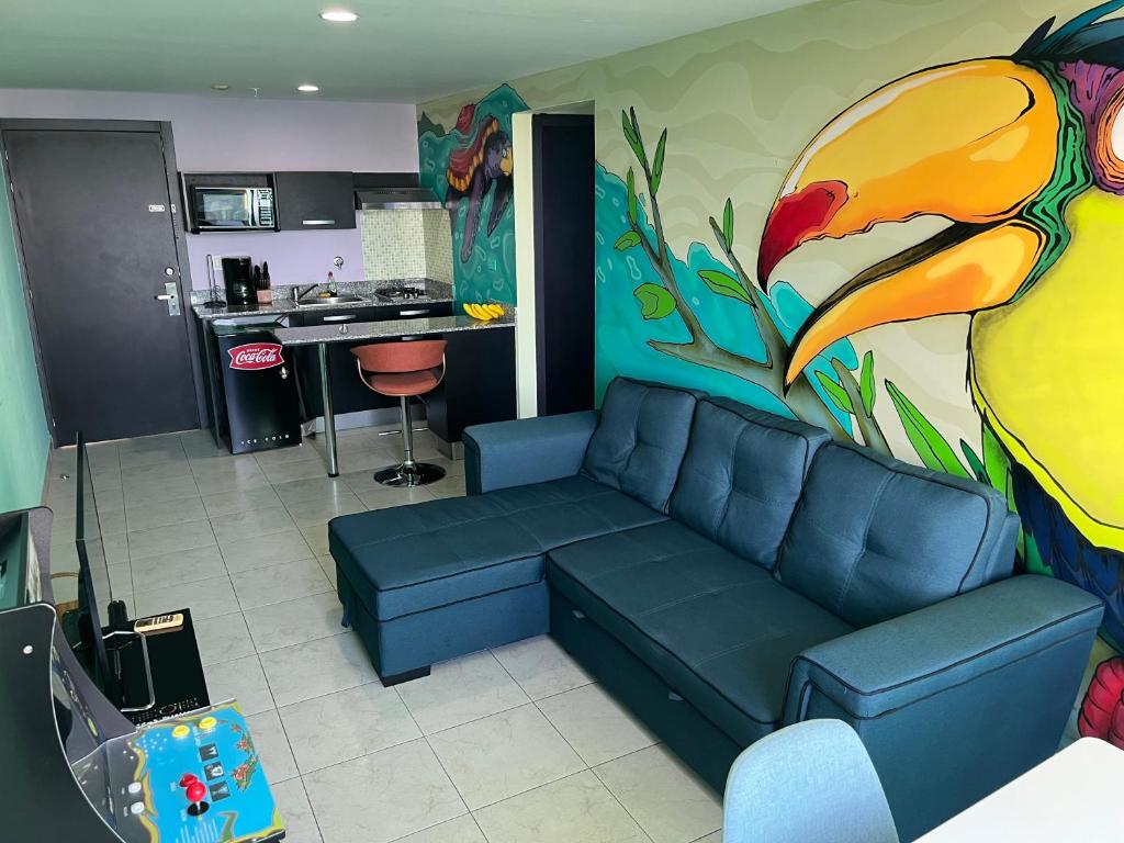 普拉亚科罗纳多Apartamento Tropical Playa Coronado的客厅配有沙发和墙上的绘画