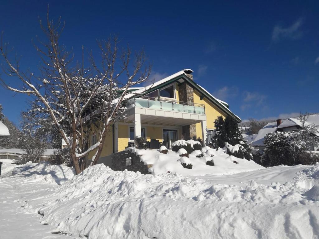 马里亚霍夫Ferienwohnung Kathrin的前面有一堆积雪的房子