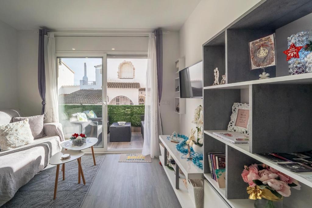 艾姆布里亚布拉瓦Mar & Sol Spain的带沙发和窗户的小客厅
