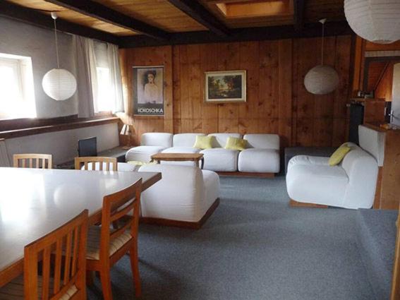 奥蒂塞伊ATI Appartamento stile Chalet dell 800 nel cuore di Ortisei的客厅配有白色的沙发和桌子