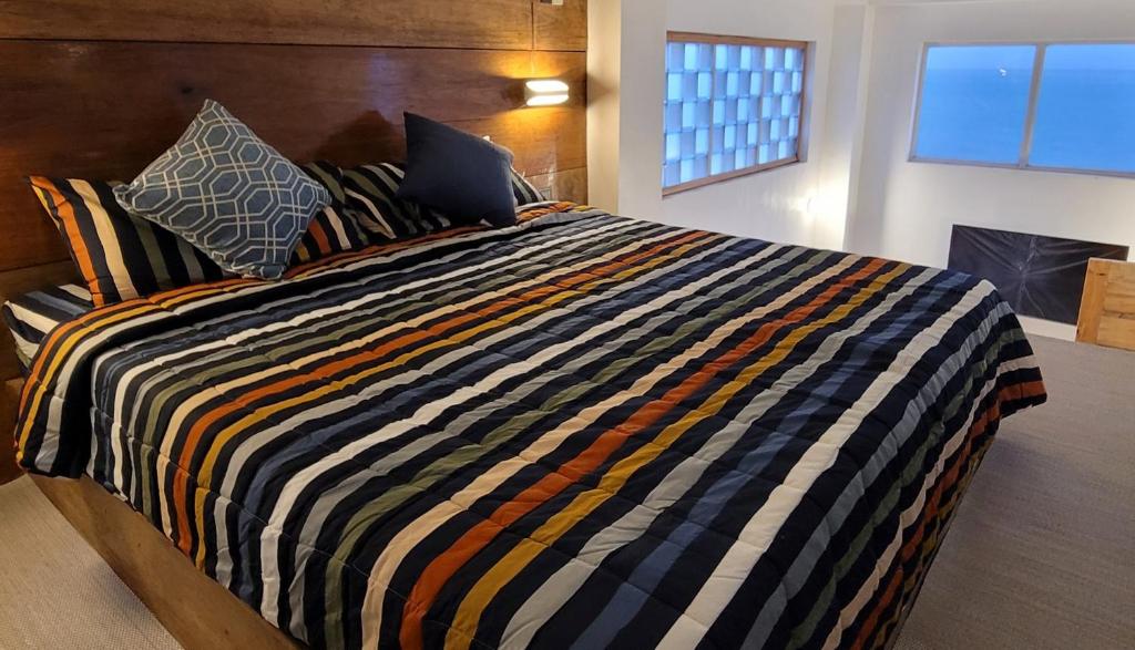 圣何塞Beachfront Bed & Breakfast的一间卧室配有一张带笔记本电脑的床