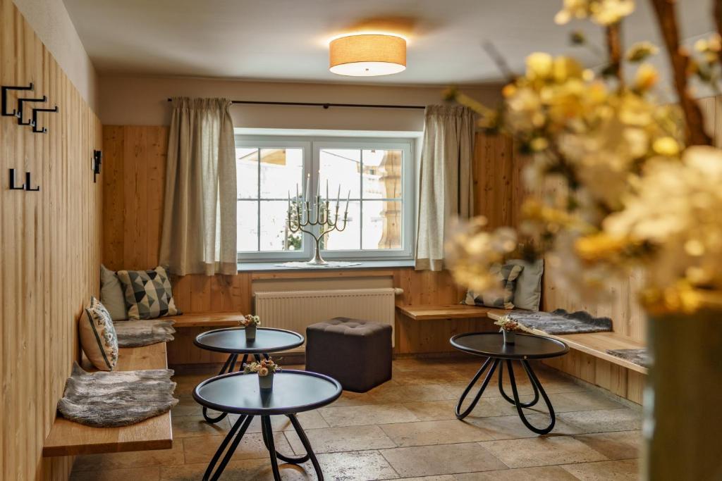 斯拉德明兰哈壶北特酒店的一间设有两张桌子和窗户的房间