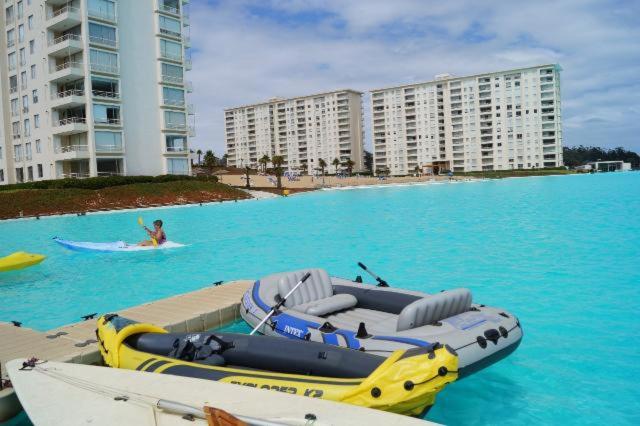 阿尔加罗沃Laguna Bahía Fernanda的一个人在一身大水中骑着冲浪板