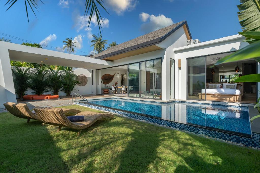 普吉镇Labriz Ocean Villa - Tropical Modern Living的别墅后院的游泳池