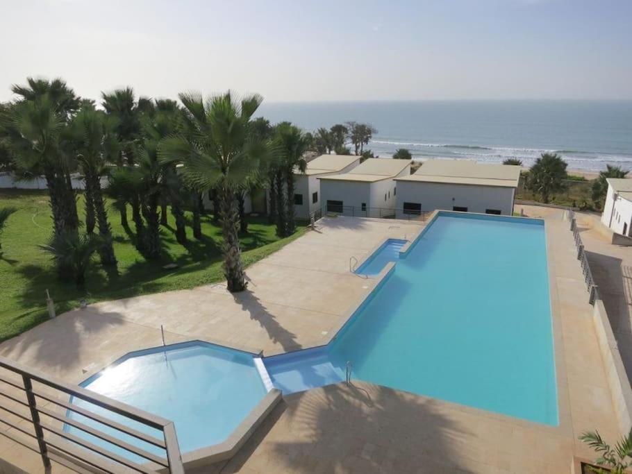 BijiloSilafando apartment - ecofriendly oceanview的享有游泳池及大海的上方景色