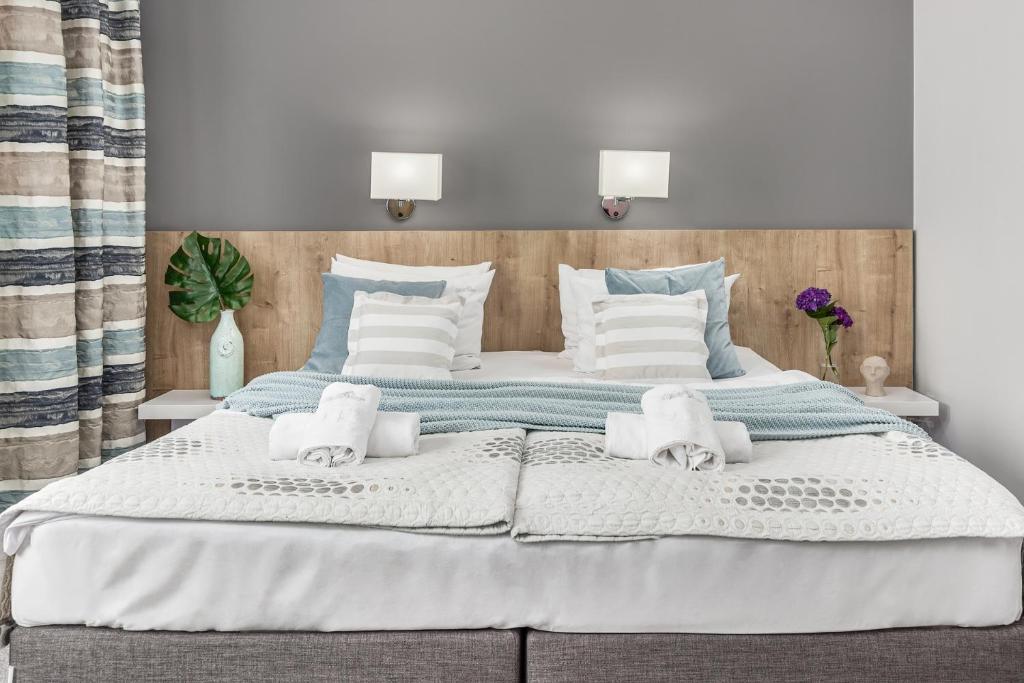 米兹多洛杰威拉777克拉斯科果旅馆的一间卧室配有一张大床和毛巾
