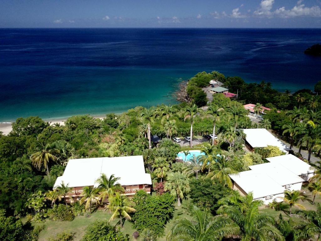 德赛Residence AU 'TI SUCRIER的享有度假村和海洋的空中景致