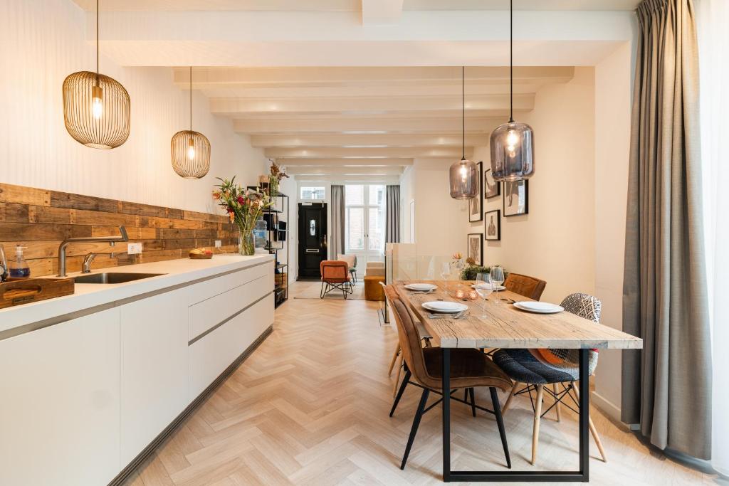 阿姆斯特丹Leidse Square 5 star Luxury Apartment的厨房以及带桌椅的用餐室。