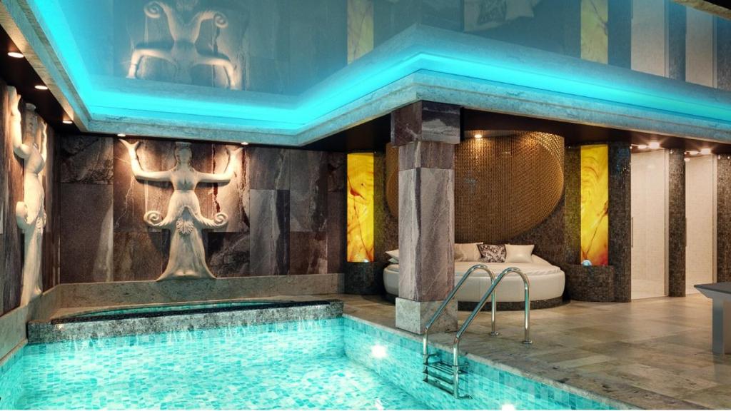 大特尔诺沃Tsarevets Design and Spa的游泳池位于一间带浴缸的浴室内