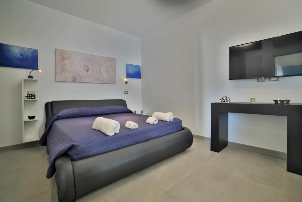 切萨雷奥港Residence il Caicco的一间卧室配有一张带两个枕头的床