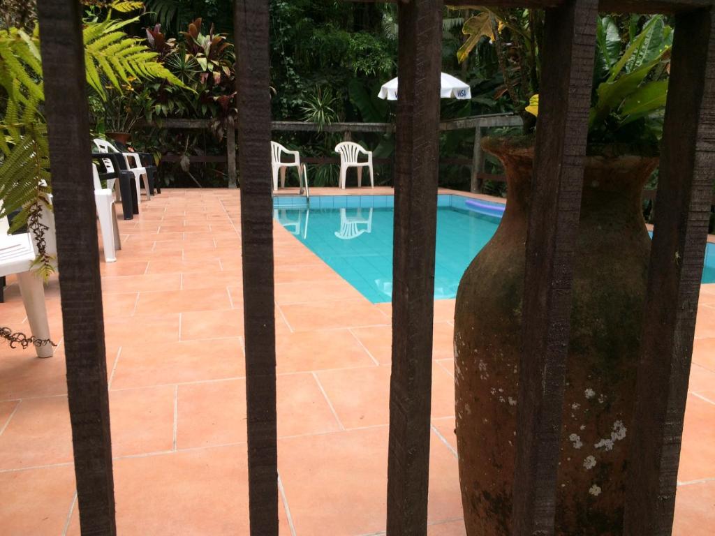莫雷蒂斯Pousada do Oasis的游泳池前的围栏