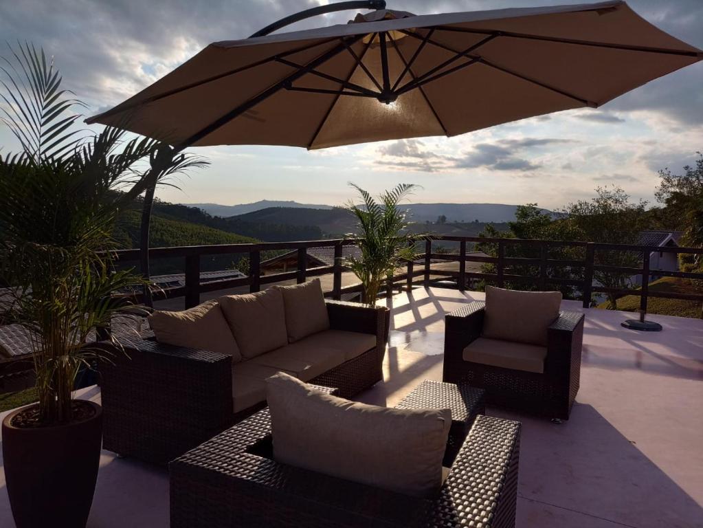 索科罗卡夫恩旅馆的庭院配有两把椅子和一把遮阳伞
