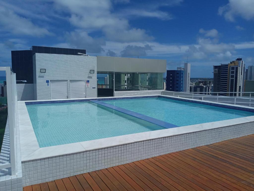 若昂佩索阿Espetacular Flat Miramar 3的大楼屋顶上的大型游泳池